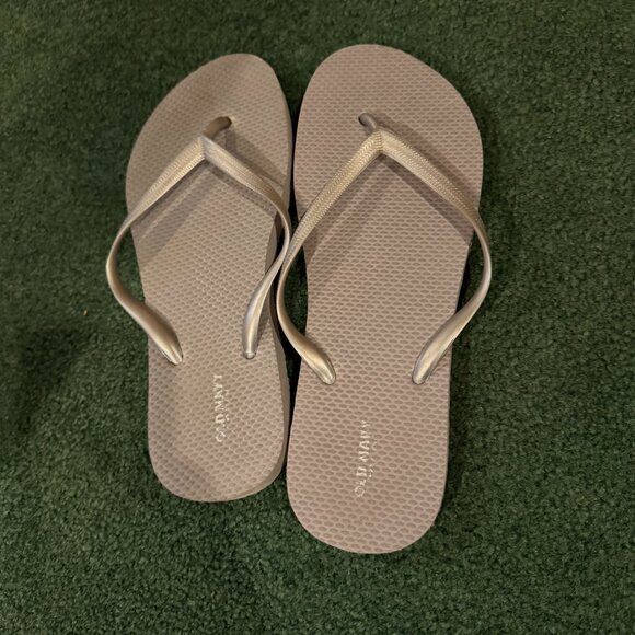 Classic Old Navy Gray Flip Flops in Minor Wear Condition Sz 8 - Picture 1 of 3
